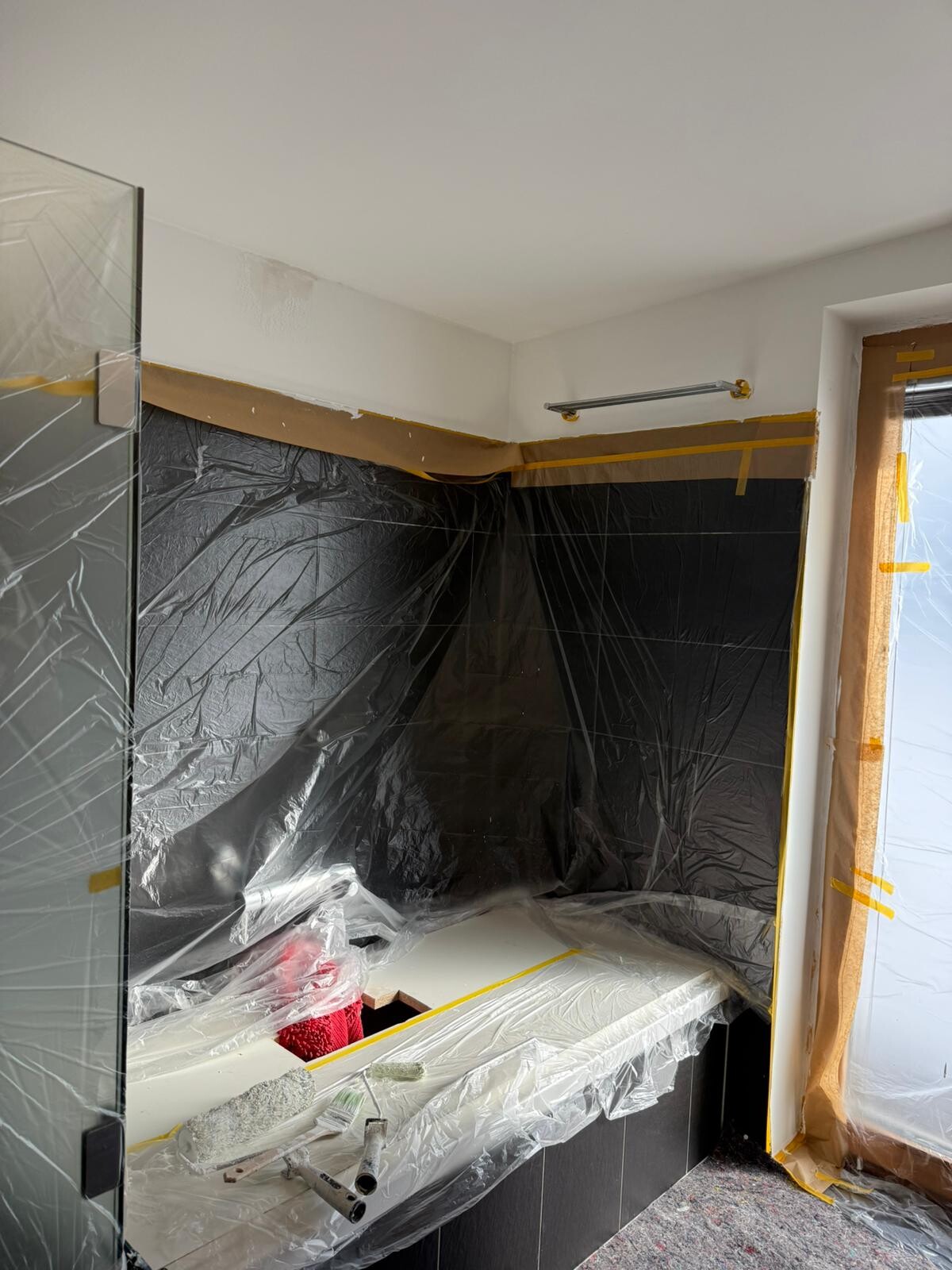 Sorgfältig abgeklebtes Badezimmer während der Malerarbeiten