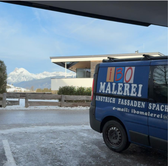IBO Malerei vor einem Haus in Tirol